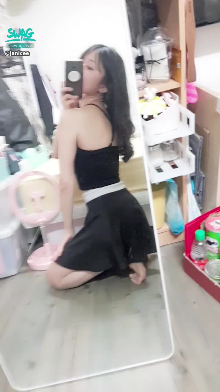 janicee : 背面的美背交叉細帶🌹
胸口的挖空💓
渾圓半球😈
into that hollow👀
#長髮 #黑髮 #sexy #短裙 #氣質 #赤腳 #美腿 #性感 #裸足 #腳趾 #低胸 #細肩帶 #胸 #深V #挖空 #半球 #美背 #鎖骨