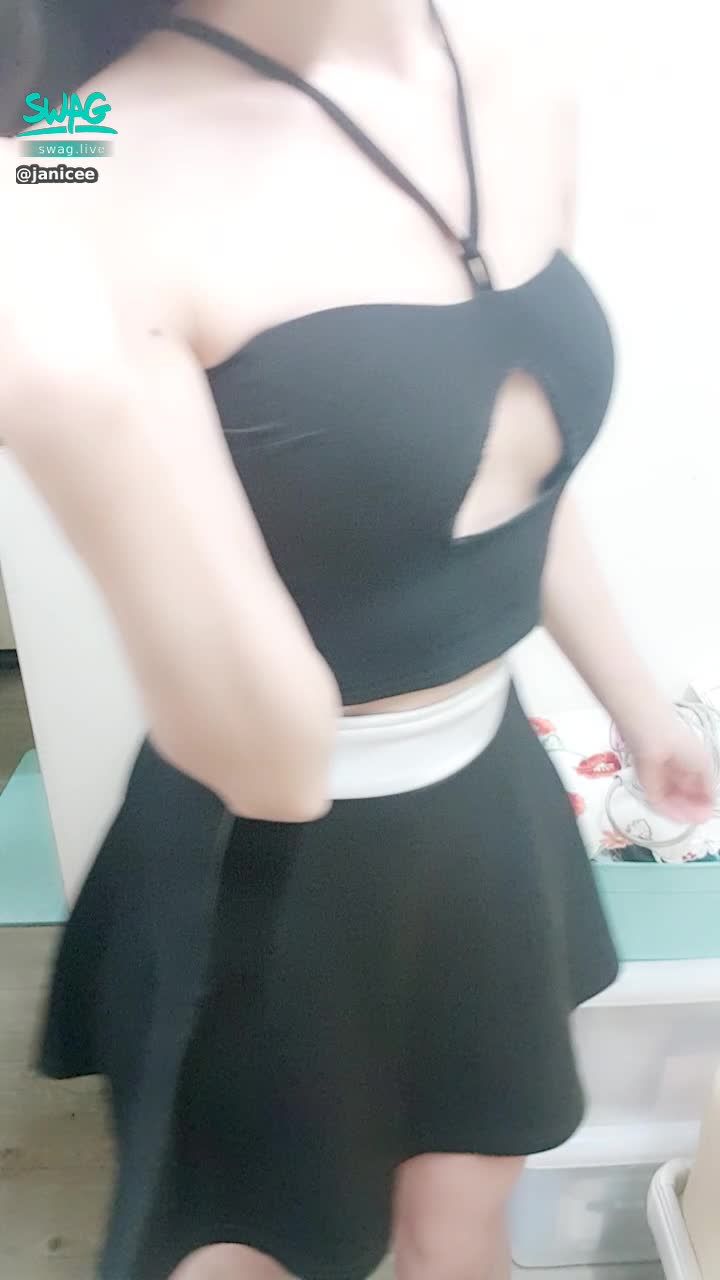  : staring at the chest 😈💚
hollowing out of the chest 💓
Spy on the left and right side breasts 👀
round hemisphere 😈
into that hollow 👀
#長髮 #黑髮 #sexy #短裙 #氣質 #赤腳 #美腿 #性感 #裸足 #腳趾 #低胸 #細肩帶 #胸 #深V #挖空 #半球 #偷窺 #鎖骨