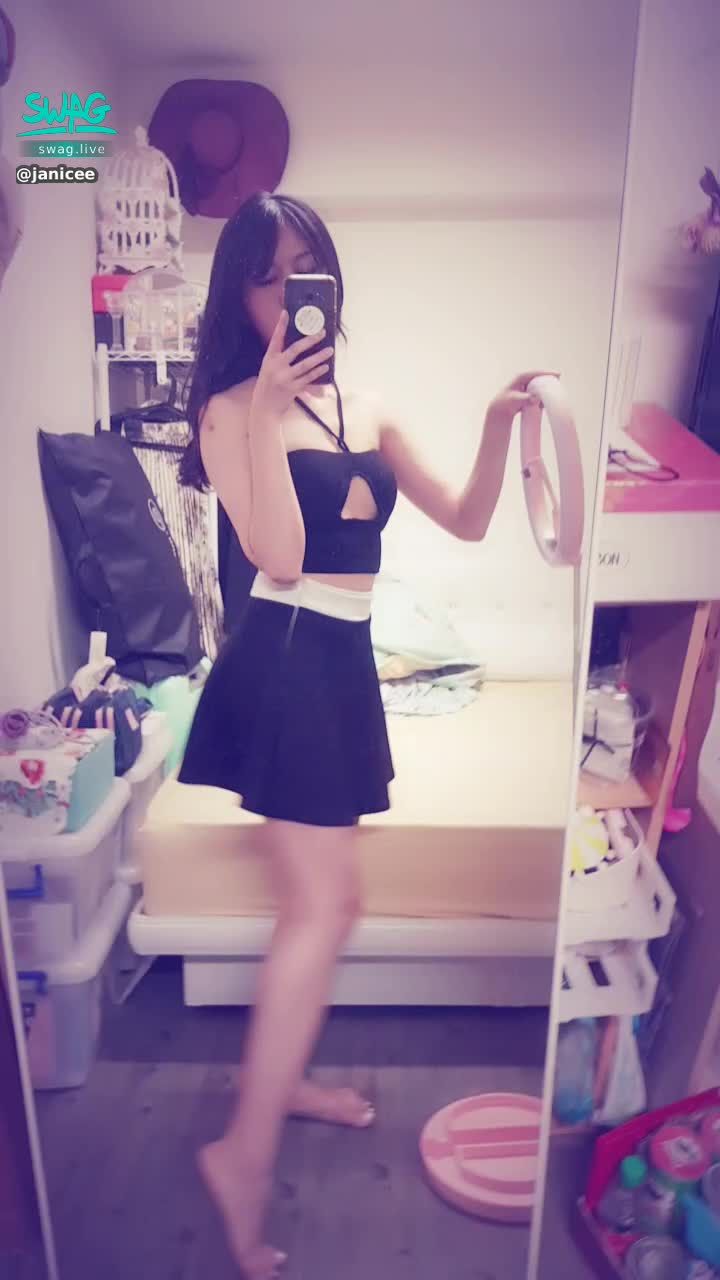 janicee : 隨著音樂漫舞⭐
撩起裙子敬禮💗
胸口的挖空💓
渾圓半球😈
into that hollow👀
#長髮 #黑髮 #sexy #短裙 #氣質 #赤腳 #美腿 #性感 #裸足 #腳趾 #低胸 #細肩帶 #胸 #深V #挖空 #半球 #鎖骨