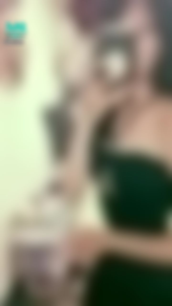 janicee : 今天背面穿成交叉的🎀
胸口的挖空💓
渾圓半球😈
into that hollow👀
#長髮 #黑髮 #sexy #短裙 #氣質 #赤腳 #美腿 #性感 #裸足 #腳趾 #低胸 #細肩帶 #胸 #深V #挖空 #半球 #鎖骨 #美背