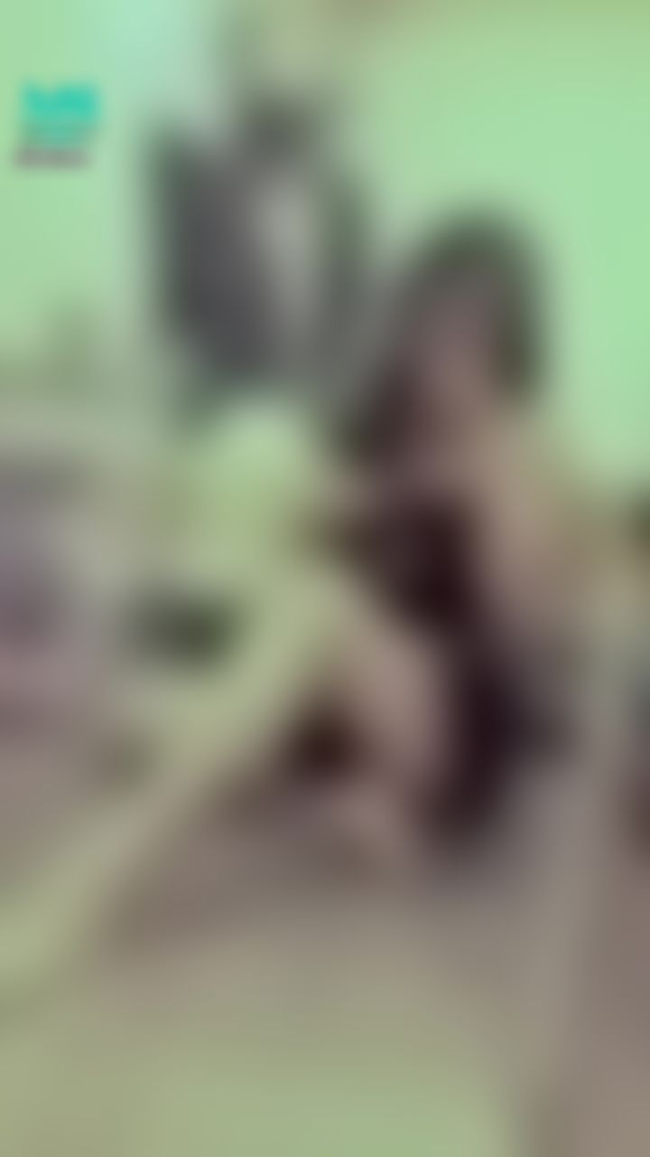 janicee : 坐在地上摸摸腿💚
近拍腳腳💙
挖開胸口的透視上衣💓
into that hollow♥️
💋💋💋月底的小活動，私訊我「想看」，可以得到前鏡頭偷窺揉胸的影片💋💋💋
#長髮 #黑髮 #sexy #短裙 #氣質 #赤腳 #美腿 #性感 #裸足 #腳趾 #細肩帶 #胸 #深V #挖空 #半球 #足控 #鎖骨