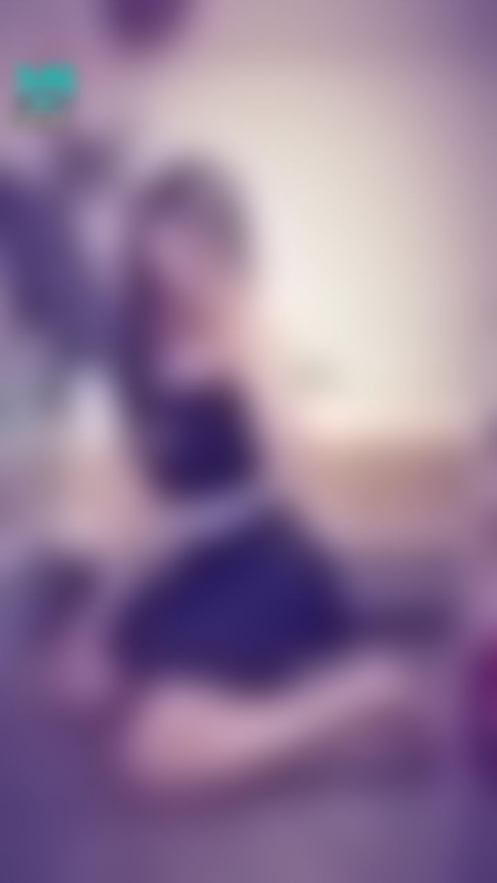 janicee : 朝你爬去💙
翻轉腳腳💖
挖開胸口的透視上衣💓
into that hollow♥️
💋💋💋月底的小活動，私訊我「想看」，可以得到前鏡頭偷窺揉胸的影片💋💋💋
#長髮 #黑髮 #sexy #短裙 #氣質 #赤腳 #美腿 #性感 #裸足 #腳趾 #細肩帶 #胸 #深V #挖空 #半球 #足控 #鎖骨 #腳底
