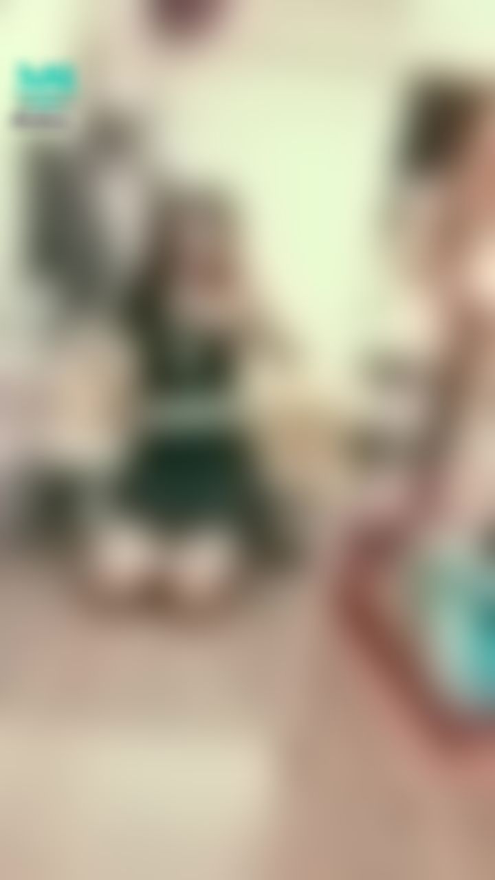 janicee : 跪地💚
從下方也看得到南半球⭐
挖開胸口的透視上衣💓
into that hollow♥️
💋💋💋月底的小活動，私訊我「想看」，可以得到前鏡頭偷窺揉胸的影片💋💋💋
#長髮 #黑髮 #sexy #短裙 #氣質 #赤腳 #美腿 #性感 #裸足 #腳趾 #細肩帶 #胸 #深V #挖空 #半球 #足控 #鎖骨