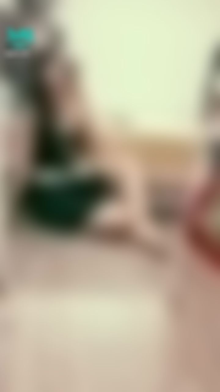 janicee : 用腳腳打招呼🎀
側身觀察洞口💙
挖開胸口的透視上衣💓
into that hollow♥️
💋💋💋月底的小活動，私訊我「想看」，可以得到前鏡頭偷窺揉胸的影片💋💋💋
#長髮 #黑髮 #sexy #短裙 #氣質 #赤腳 #美腿 #性感 #裸足 #腳趾 #細肩帶 #胸 #深V #挖空 #半球 #足控 #鎖骨