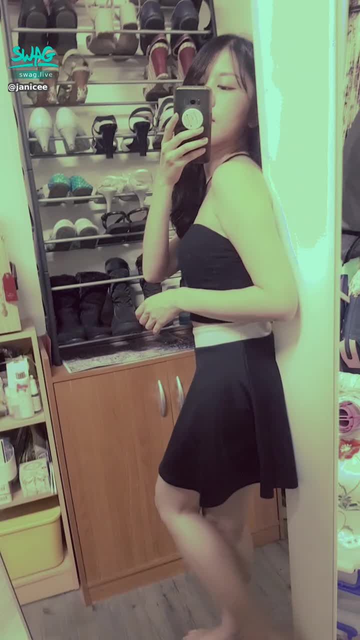 janicee : 撥撥頭髮，露出腋下💖
倚著牆⭐
與我的高跟鞋櫃👠
呼之欲出的半球💋
gonna fall out😈
🌹🌹🌹七月底的小活動：
私訊我「想看」，或前鏡頭窺探揉胸的影片🌹🌹😎
#長髮 #黑髮 #sexy #短裙 #氣質 #赤腳 #美腿 #性感 #裸足 #腳趾 #細肩帶 #胸 #深V #挖空 #半球 #足控 #鎖骨 #腿控 #腋下