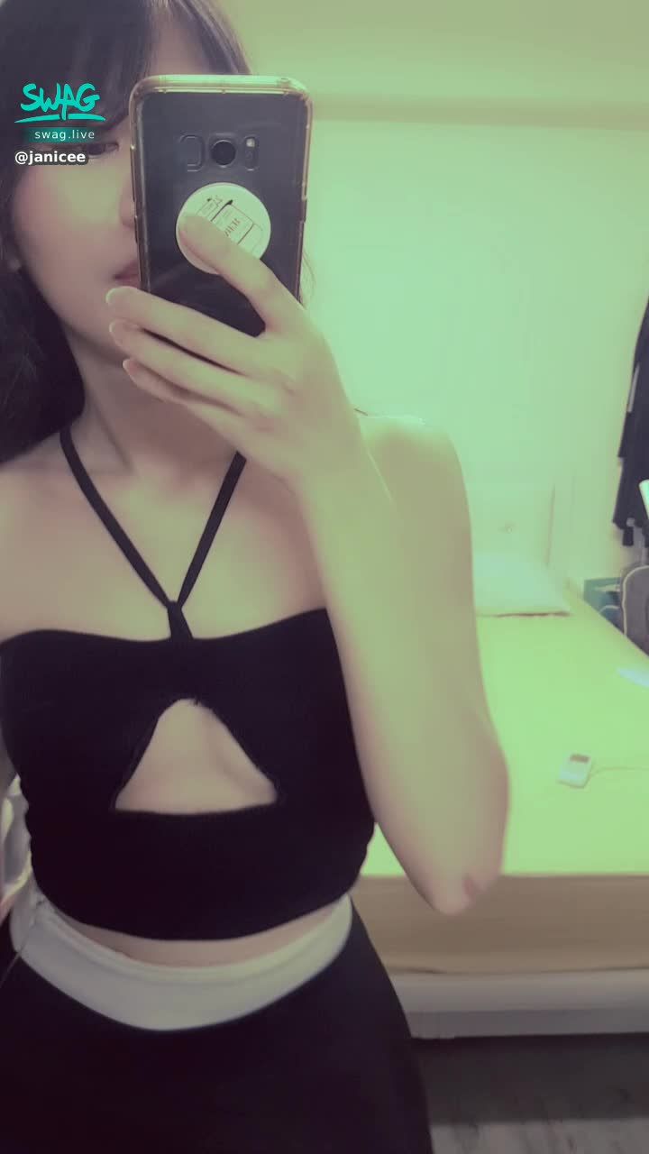 janicee : 胸口的挖空💓
渾圓半球😈
into that hollow👀
#長髮 #黑髮 #sexy #短裙 #氣質 #赤腳 #美腿 #性感 #裸足 #腳趾 #低胸 #細肩帶 #胸 #深V #挖空 #半球 #鎖骨