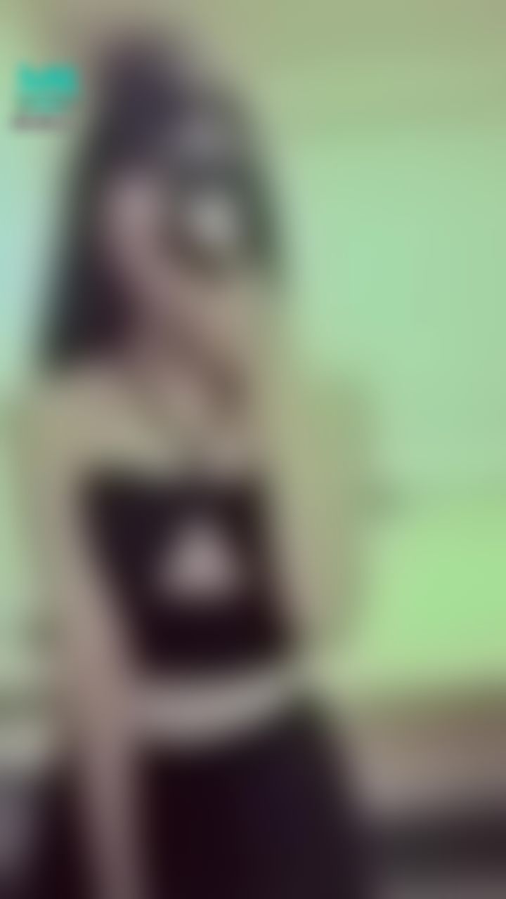 janicee : 胸口的挖空💓
渾圓半球😈
into that hollow👀
#長髮 #黑髮 #sexy #短裙 #氣質 #赤腳 #美腿 #性感 #裸足 #腳趾 #低胸 #細肩帶 #胸 #深V #挖空 #半球 #鎖骨