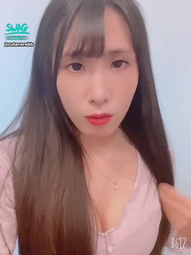 c********b : 露臉的脫衣系列✨在朋友家的廁所偷摸摸..😈
慢慢的拉下肩帶..雪白的雙乳好像迫不及待彈出來一樣><..
啊..在這樣下去就要不行了…💦