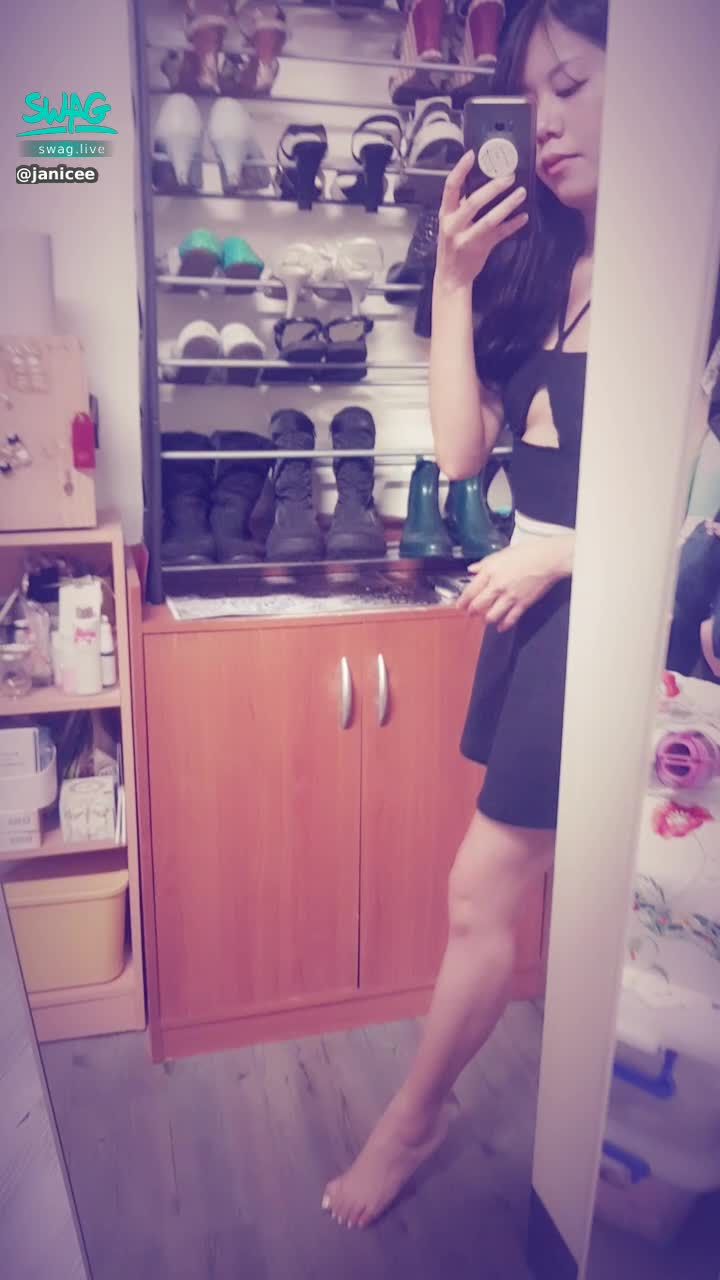 janicee : 上了我的床，走路要扶牆😈😈😈
背後是我的高跟鞋櫃👠
呼之欲出的半球💋
gonna fall out😈
🌹🌹🌹七月底的小活動：
私訊我「想看」，或前鏡頭窺探揉胸的影片🌹🌹😎
#長髮 #黑髮 #sexy #短裙 #氣質 #赤腳 #美腿 #性感 #裸足 #腳趾 #細肩帶 #胸 #深V #挖空 #半球 #足控 #鎖骨 #腿控 #腋下