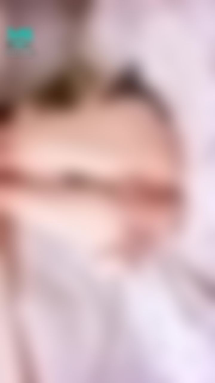 yunibabe : 睡前放火🔥薄紗性感睡衣誘惑🖤
雙腿抬高讓哥哥肉棒可以直直插入肥嫩一線鮑🤤🤤

#優妮 #yuni #yunibabe