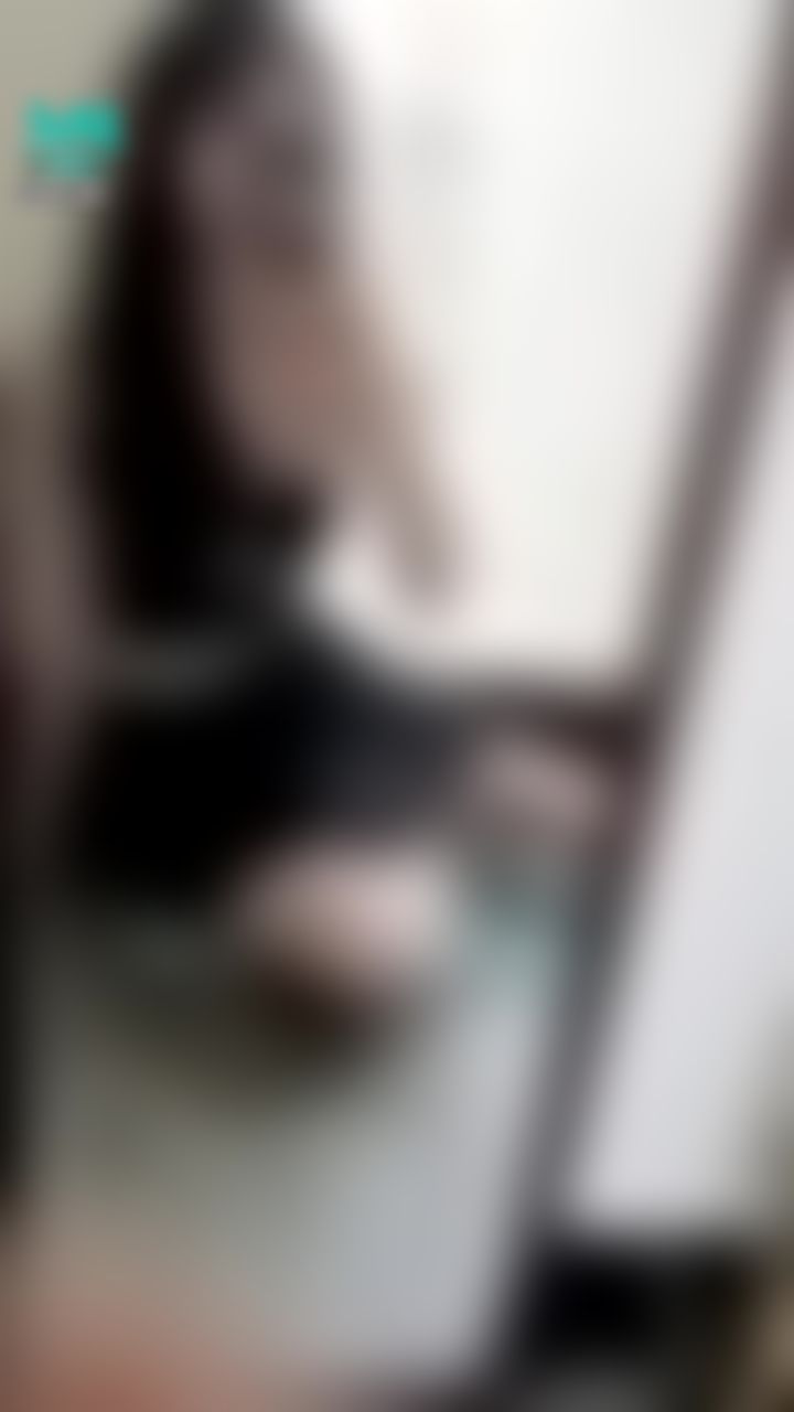 janicee : 穿著深藍色高跟鞋👠
還有想看哪雙嗎？💓 
呼之欲出的半球💋
gonna fall out😈
🌸🌸🌸七月底的小活動：
私訊我「想看」，或前鏡頭窺探揉胸的私藏影片🌸🌸🌸
#長髮 #黑髮 #sexy #短裙 #氣質 #高跟鞋 #美腿 #性感 #細肩帶 #胸 #深V #挖空 #半球 #足控 #鎖骨 #腿控
