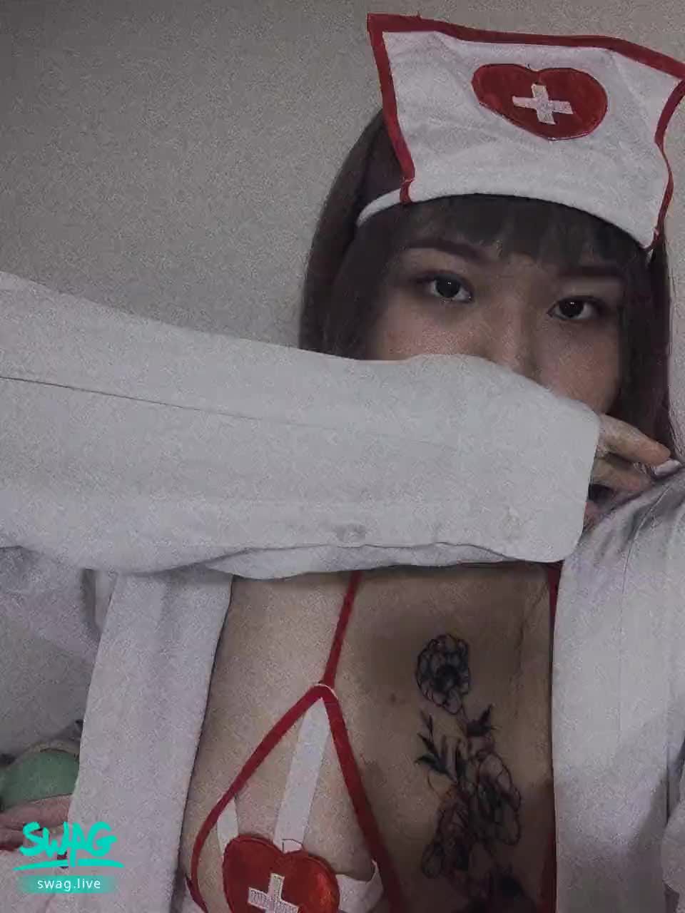 jagergirl : 幫性感騷護士打針針治療💉