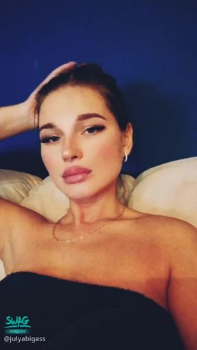 julyabigass : Hi guys 💋 follow me 🤗