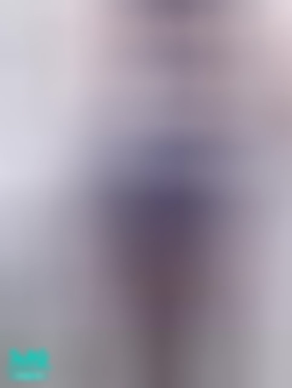  : 裙子往上一拉整個臀型露出😍內褲脫掉這開檔絲襪好性感好適合女同事喔