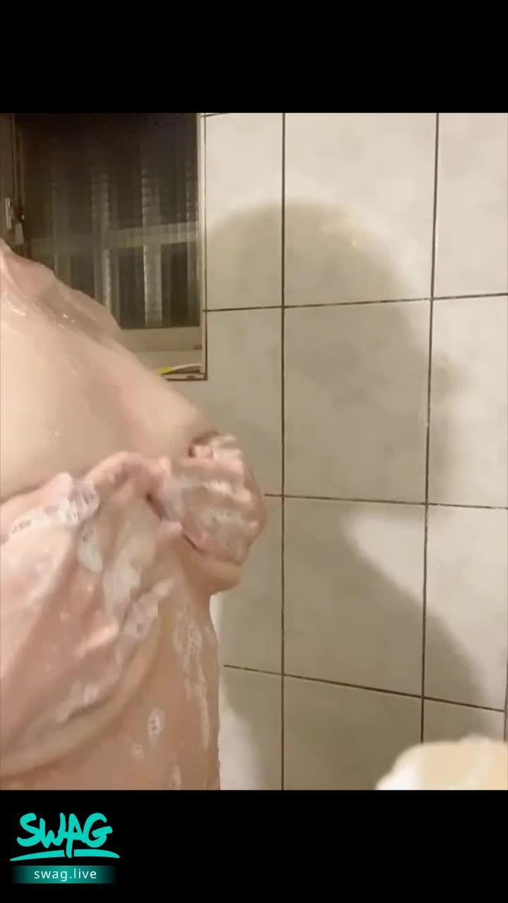 hannawuu : 起奶泡🤤🤤🤤有人喜歡泰國浴嗎？
來個鴛鴦戲水