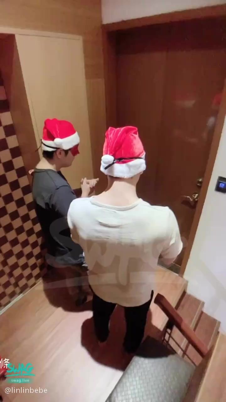 linlinbebe : 🎄 A 30-minute live recording of the Christmas 4P group party 🎄 train lunch 🚄🍱 Facial cumshot 💦 Everything comes