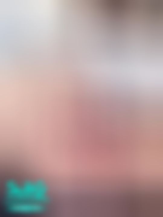 lovemilemile : 掰開裙底是沒穿內褲的濕潤小穴