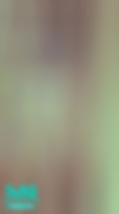 janicee : 低頭時性感的前胸，與轉過身的纖細曲線😍