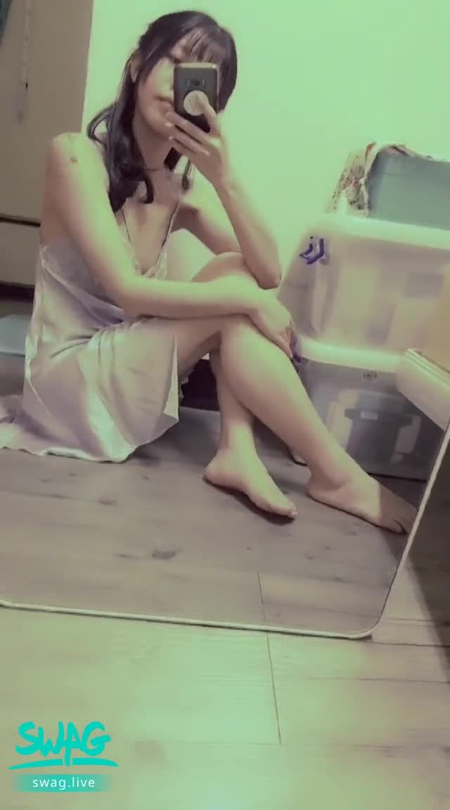 janicee : 地板上的睡衣短裙🌹
地板上坐著的美腿♥️
轉過身是挖空到腰的美背💙
#裸足 #赤腳
性感緞面低胸睡衣💓
#睡衣 #美背 #緞面 #細肩帶 #鎖骨