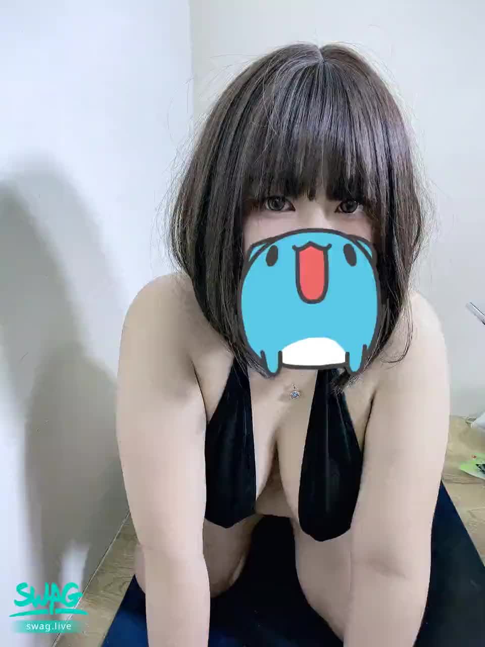 lovemilemile : 快來訂閱可愛的蜜璃🤣🤣🤣🤣
不然不然我就 🫠
我好像也不能怎樣 嗚嗚嗚 
對了 我想問問有人希望我公播露臉嗎？
還是隨便無所謂呢？🤣
歡迎討論留言
反正這邊講話我都會看❤️❤️❤️
#蜜璃 #巨乳 #童顏巨乳 #可愛 #大眼 #短髮 #肉 #萌 #大奶 #泳裝 #性感 #肉感 #bbw
