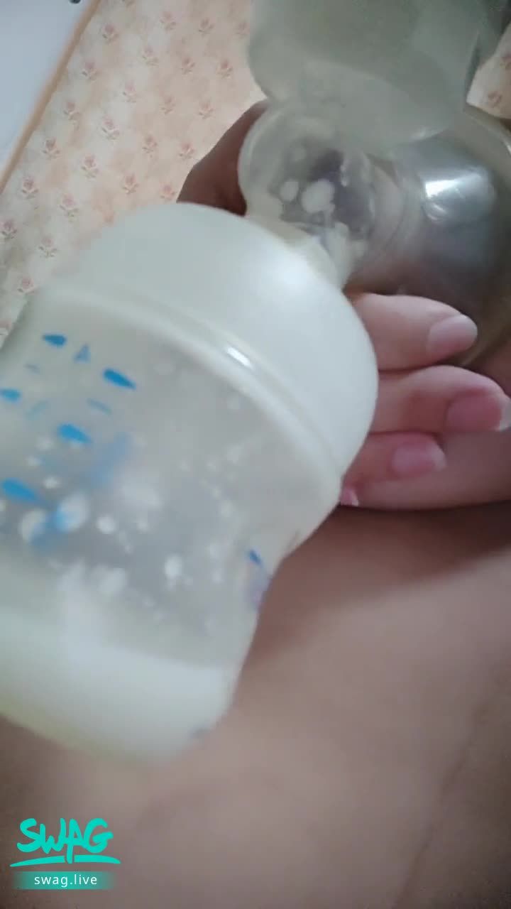 xiangxiangbabe : 電動擠奶機
我平常都要擠30分鐘，你能看多久呢
