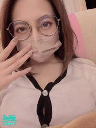 stellajs : 最近出門都戴眼鏡🤔🤔
#葡萄 #日常