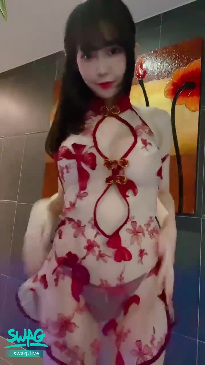 ladyyuan : 全身入鏡，性感透視薄紗旗袍⋯在寶貝面前淫蕩搔首弄姿⋯想把我撲倒吧？想要了來嗎？