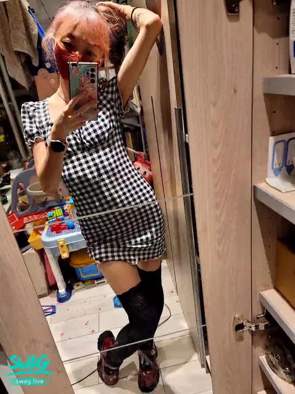 sexyroxie : 今日日常穿搭，很喜歡包臀裙，因為一定要搭小丁❤️ 然後玩露出最方便❤️ 🙈 🙉 🙊也方便🤤 老公情人隨時摸摸也方便🥵 走到哪摳到哪🥴 也是最容易被盯著看的打扮😋 希希最喜歡被視🙈 🙉 🙊了🥺