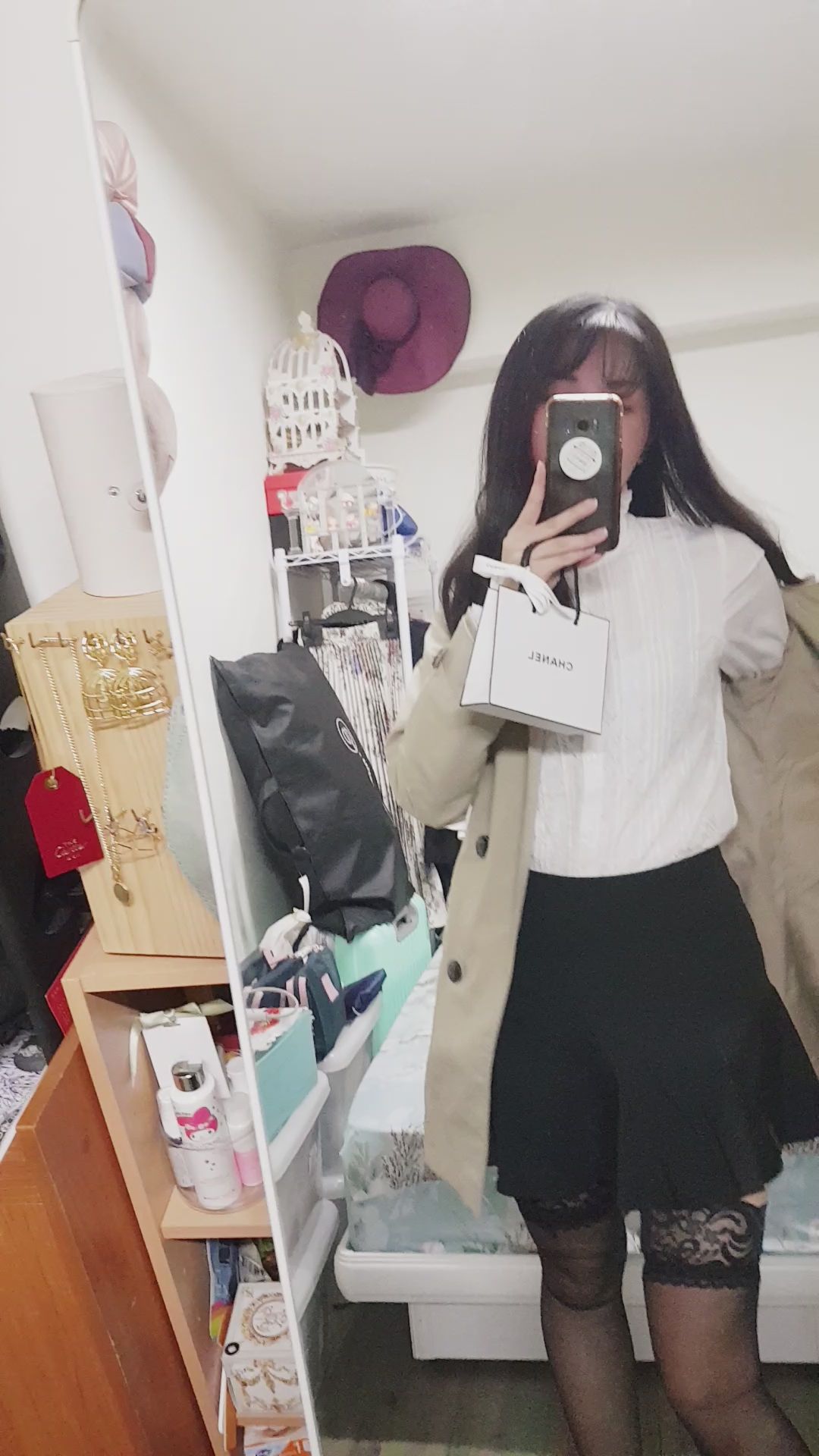 janicee : 回到家的OL💖黑絲高跟鞋👠
回到家的黑絲OL😍
脫下風衣外套⭐
踮著高跟鞋👠
白襯衫與美腿💗
#高跟鞋 #黑絲 #襯衫 #短裙 #膝上襪 #風衣 #OL