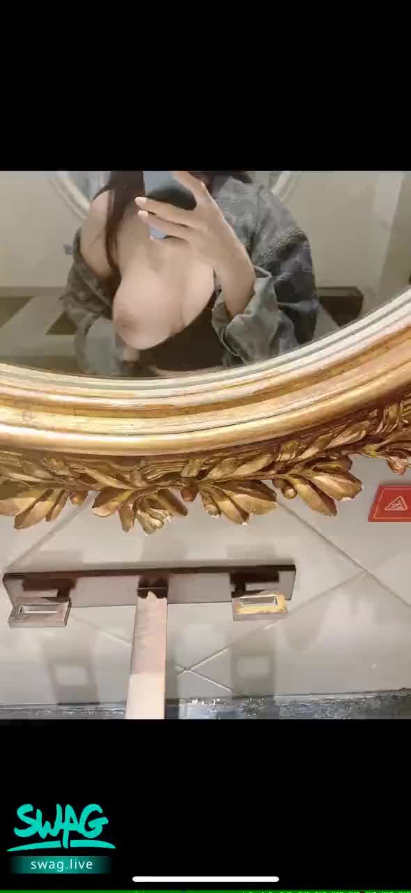 alleys : 奶頭大露給你 胸型美嗎？ 想不想吸看看？❤️訂閱我的寶貝來找我拿直播哈龜隱藏版🎁🎁🎁🎁🎁