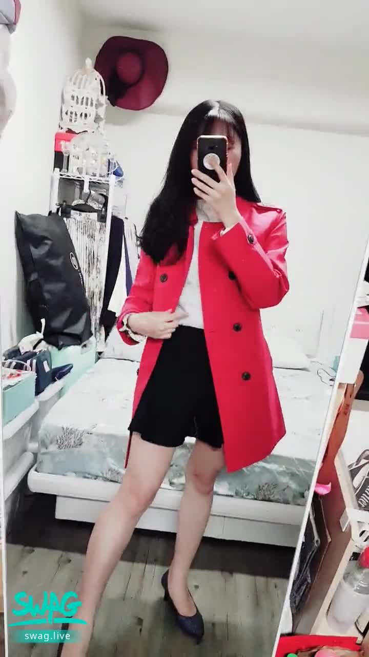  : Bright red trench coat, hot desire in the impression ♥️