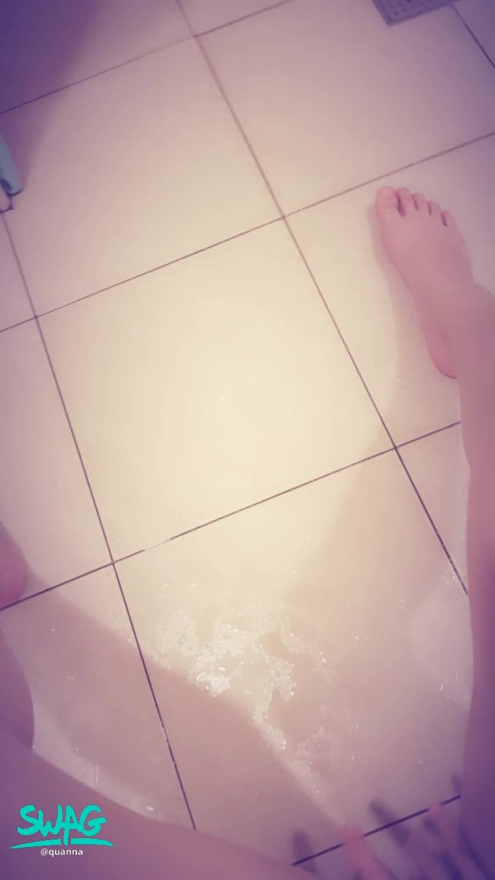 quanna : 噴了...一地💦💦💦
自己一邊慰慰一邊拍好難拍呀！想幫我掌鏡嗎？😜😜😜
#噴水 #慰慰 #淫蕩 #自慰