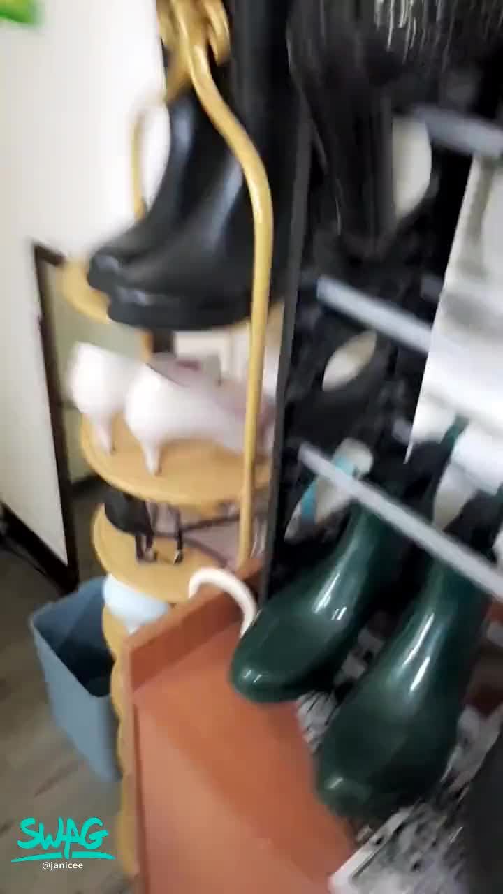 janicee : 胸部的挖空心機💚還有我的高跟鞋櫃👠
胸部挖空的海軍風洋裝😍
小短裙下的美腿💙
與我整櫃的高跟鞋👠
有你想點餐的鞋子嗎？
#性感 #高跟鞋