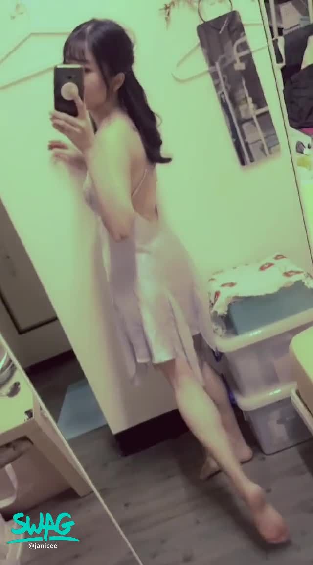 janicee : 轉過身的裸背💓絲質睡衣⭐
轉過身的性感裸背與腳底💙
輕薄絲質睡衣💖
纖細的身形🌹
Satin dress♥️
#細肩帶 #裸足 #赤腳 #睡衣 #長髮 #短裙 #氣質 #美腿 #腳底