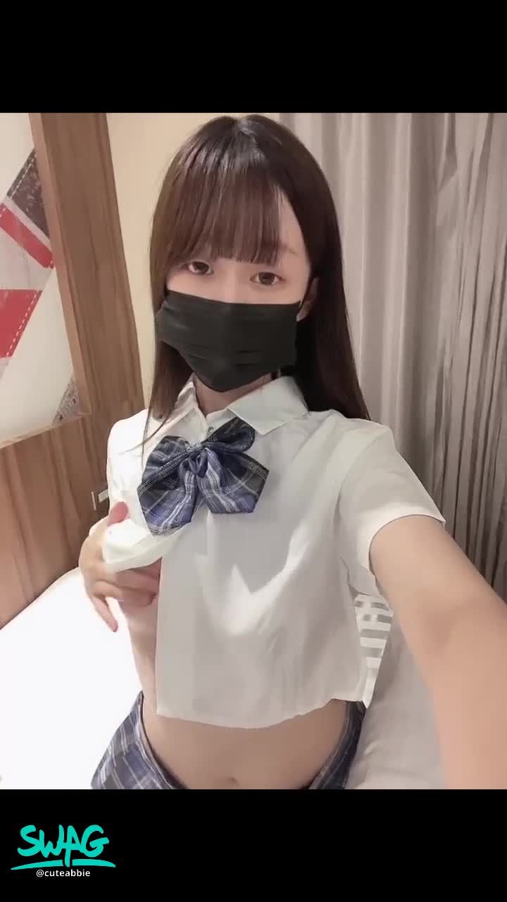 cuteabbie : 可愛蘿莉穿學生服揉奶😈💜
這樣子會不會太誘人😝😝😝