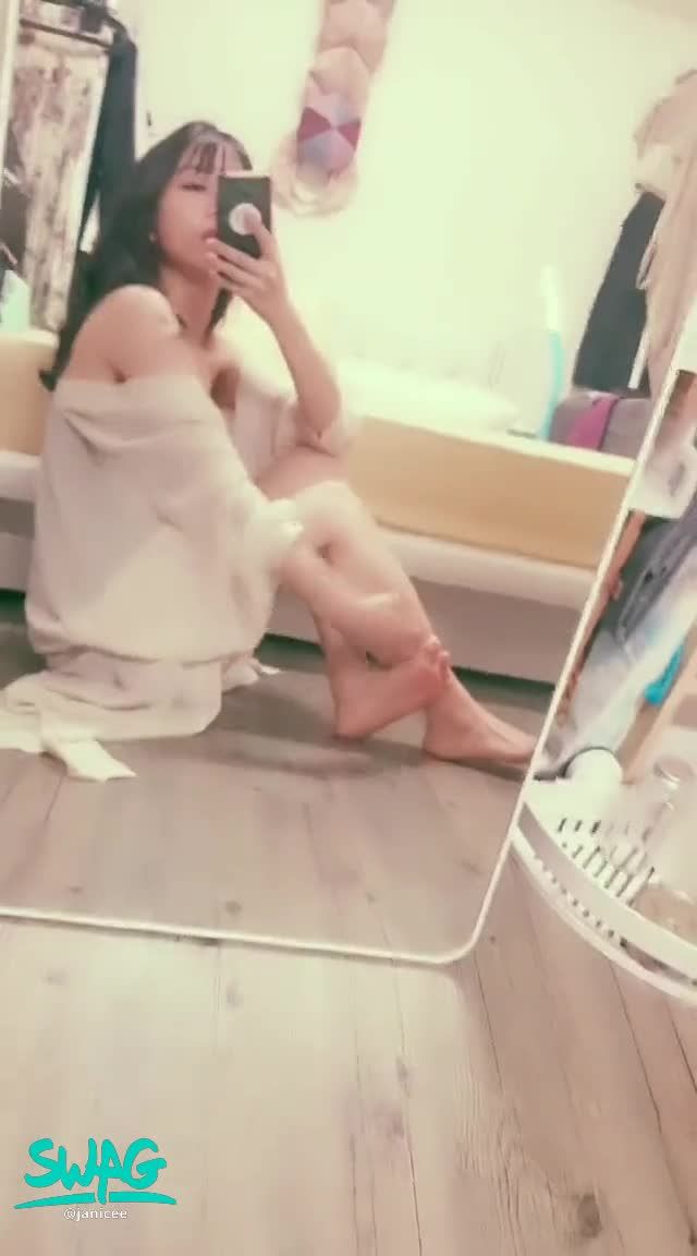 janicee : 緩緩移開罩衫💖深V性感好身材👀
緩緩拉開罩衫💓
襯出好身材的黑色爆乳馬甲😍
發光的肩頸肌膚⭐
光著腳ㄚ子🌸
洋娃娃的雙腿側著身💙
Black corset💋
#短褲 #裸足 #赤腳 #美胸 #長髮 #馬甲 #氣質 #美腿 #爆乳 #腳底