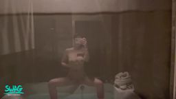 jenniebebee : 隔壁年輕的陳太太總是穿著裸露的出門倒垃圾,有一天遇到她 她稱自己家裏的水龍頭壞掉 丈夫會很晚回來 請我幫忙🔧修理⋯⋯
覺得怪怪的又不好意思拒絕她 就答應進她家門 不料我幫他修好水龍頭時 隱約聽到房間傳來的喘息聲 出於好奇心 竟看到令人臉紅心跳的畫面
看著陳太太吹彈可破的肌膚裸露的身體 拿著自慰玩具抽插著自己的淫穴來得到滿足 嬌喘聲迴盪整個房間 偷窺的感覺讓我肉棒充血…
被發現後少婦嬌羞又尷尬的和我聊起心事 原來他的丈夫因為工作太忙而無法滿足她的性需求 於事我自告奮勇的餵飽這個淫蕩的小母狗 還無套內射把她操到壞掉⋯⋯
#巨乳 #童顏 #鄰居 #少婦 #無套 #內射