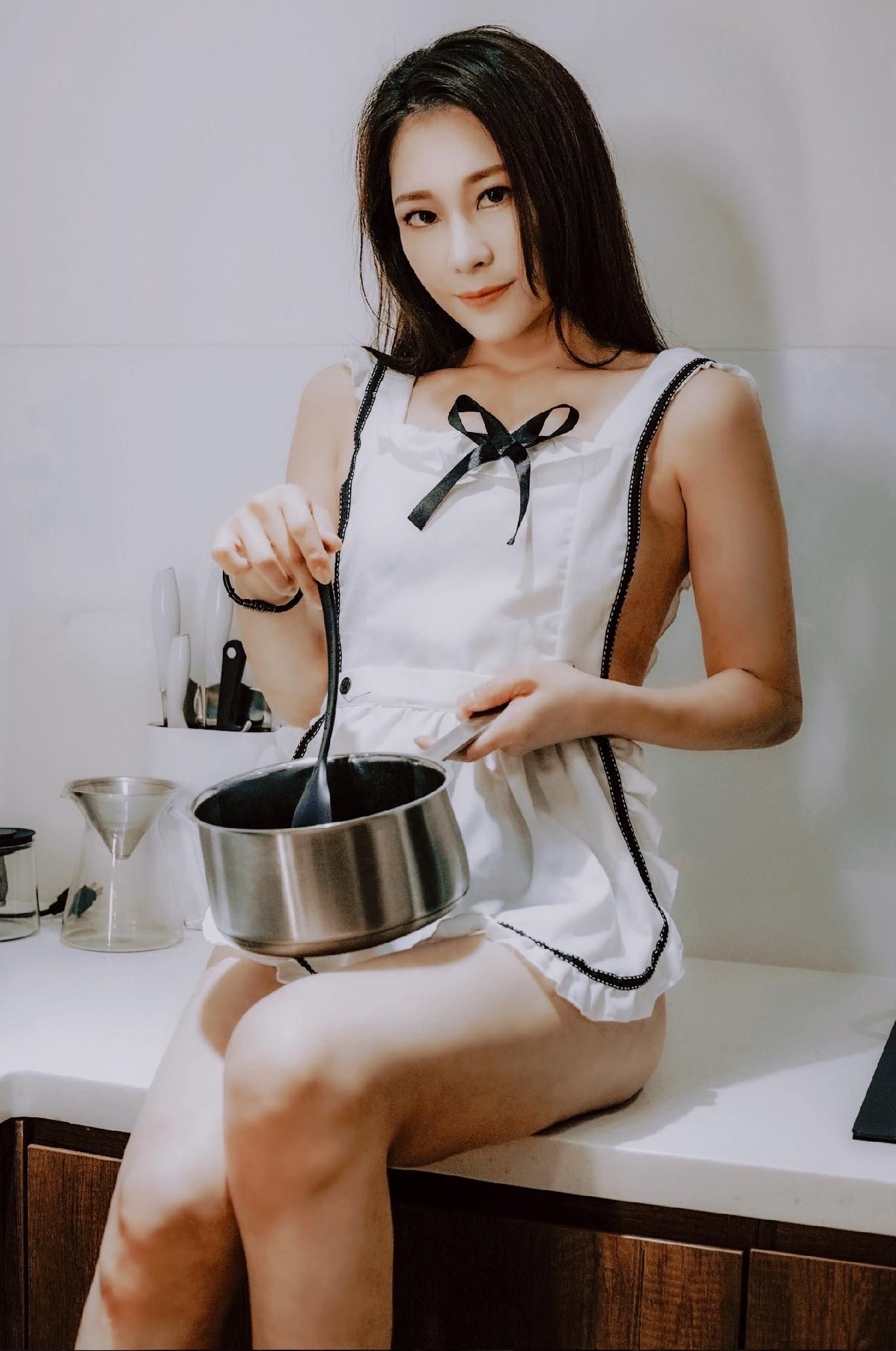 funnyg : {回味經典}在廚房玩起自己的鮑魚了🫴🏻💦💦
｛回味經典｝色廚娘玩起自己的鮑魚❤️💦💦