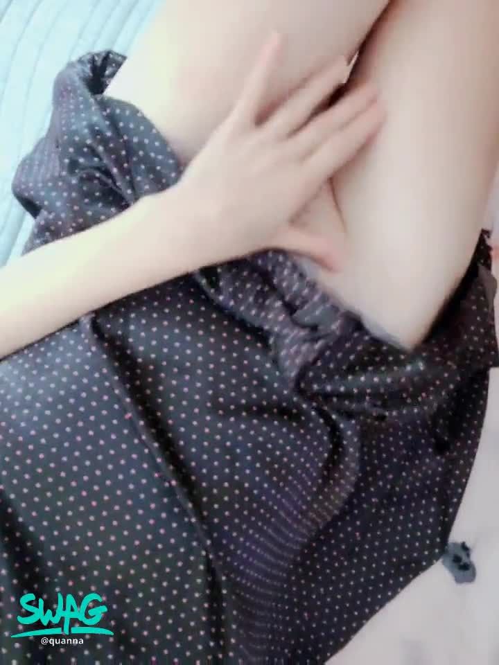 quanna : 跟表妹睡覺是不用穿小褲褲的啦🙈
#美腿 #下空 #黑森林 #性感 #生活 #不穿 #無碼