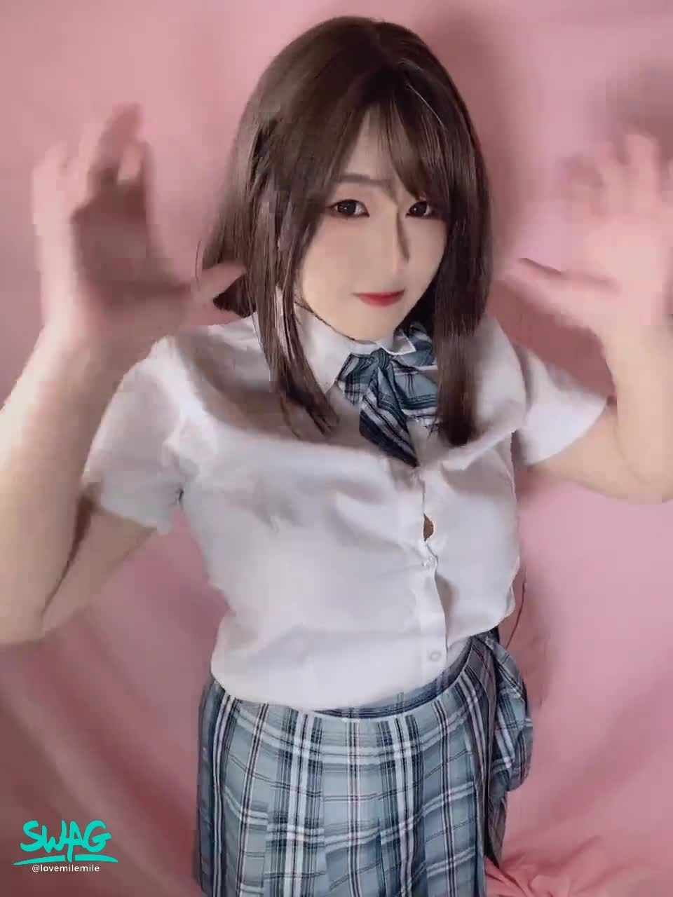 lovemilemile : 學長好💋

#蜜璃 #JK制服 #肉 #可愛 #大眼 #童顏巨乳 #小隻馬 #俏皮#lovemilemile #sexy