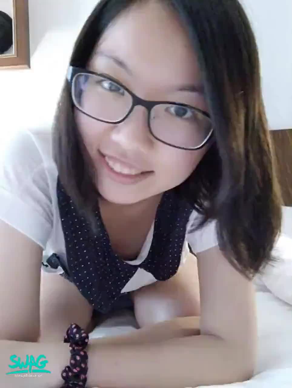 e*********r : 這算男友視角嗎OwO？
你的可愛女友上線啦~

睡不著的話要不要來聊聊天呢？
#學生 #可愛 #眼鏡
