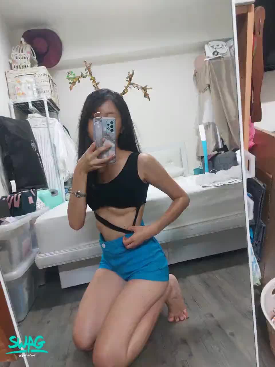 janicee : Summer party time🍭
性感渾圓的南半球❤️
拉下帶子看清楚💖
鹿角森林系女孩🌱
South semisphere😈
#小可愛 #南半球 #鎖骨 #赤腳 #美腿 #長髮