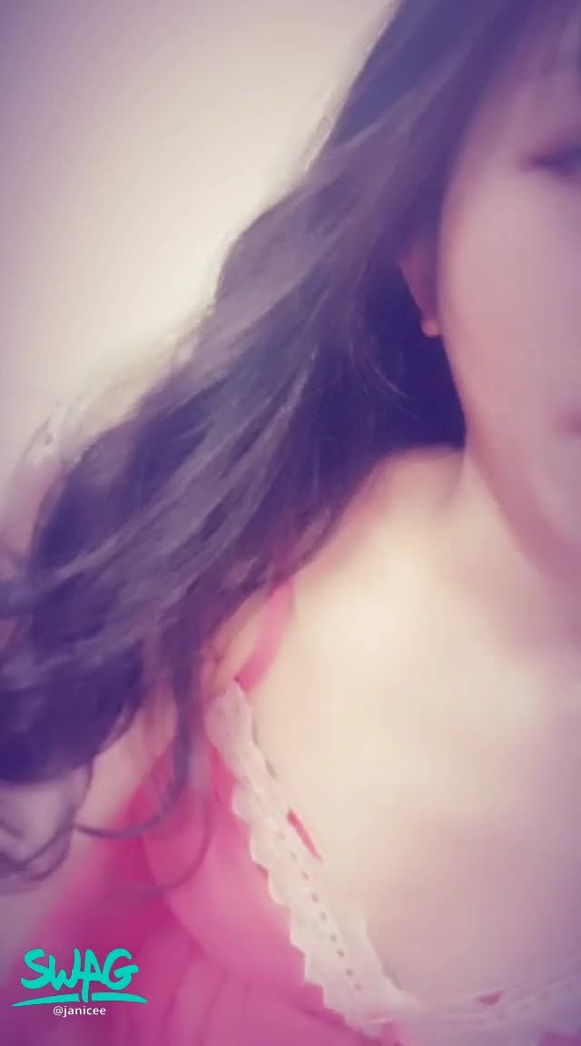 janicee : 玫瑰色的側臉💋舔嘴唇揉胸誘惑😈
舔舔嘴唇誘惑一下💙
絕美半臉的容顏♥️
摸摸深V睡衣的胸😈
黑框眼鏡與玫瑰💋
Of a rosy dream🌸
#美腿 #赤腳 #裸足 #睡衣 #鎖骨 #嘴唇 #腿 #低胸