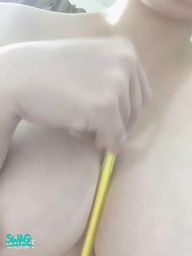 baggywolfss : The little cow doesn't have a boyfriend and can only use a pencil to relieve it...
Clamping hard with my big tits trying to rub your cock between my humps until you come out 🤤🤤🤤
