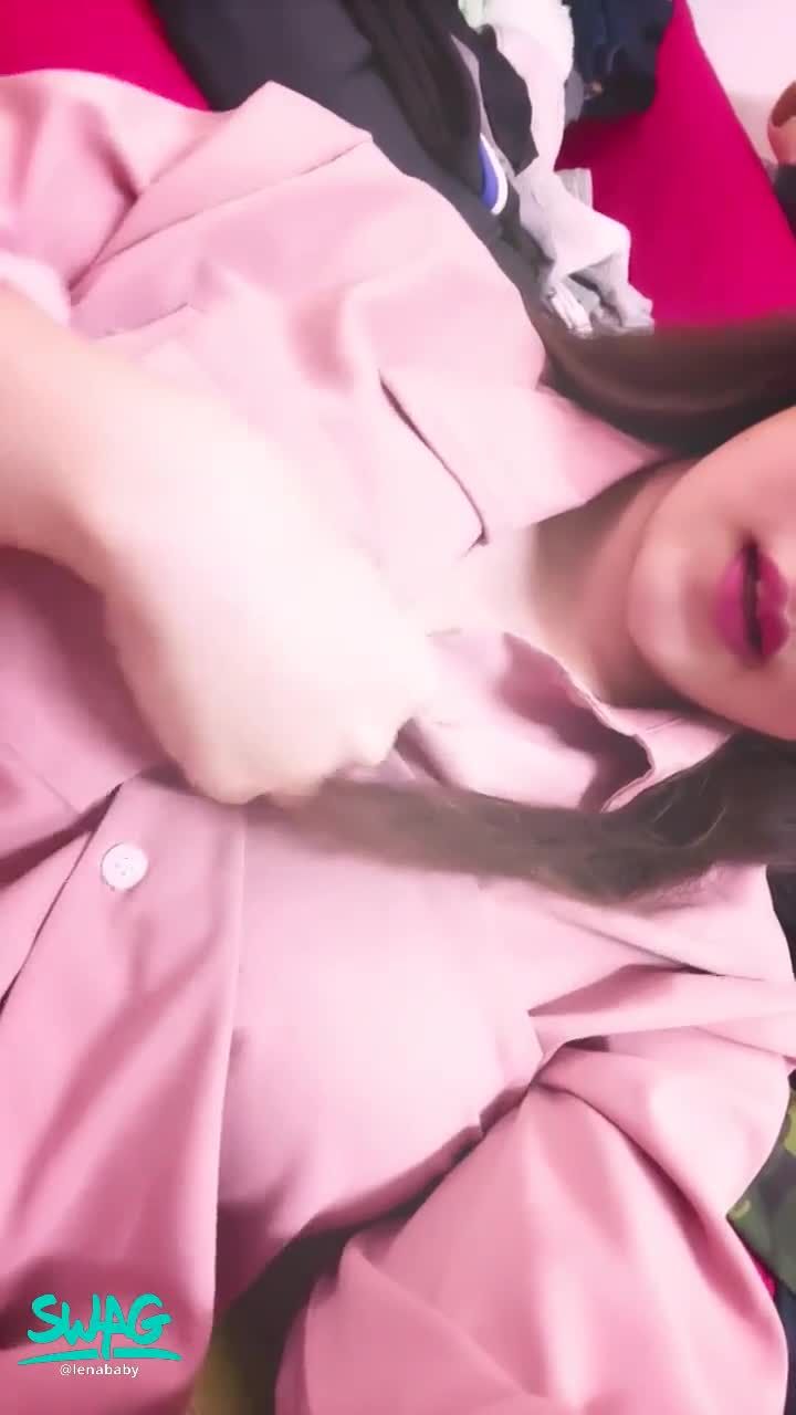 lenababy : Untie it slowly and see the exciting surprise 😈😈