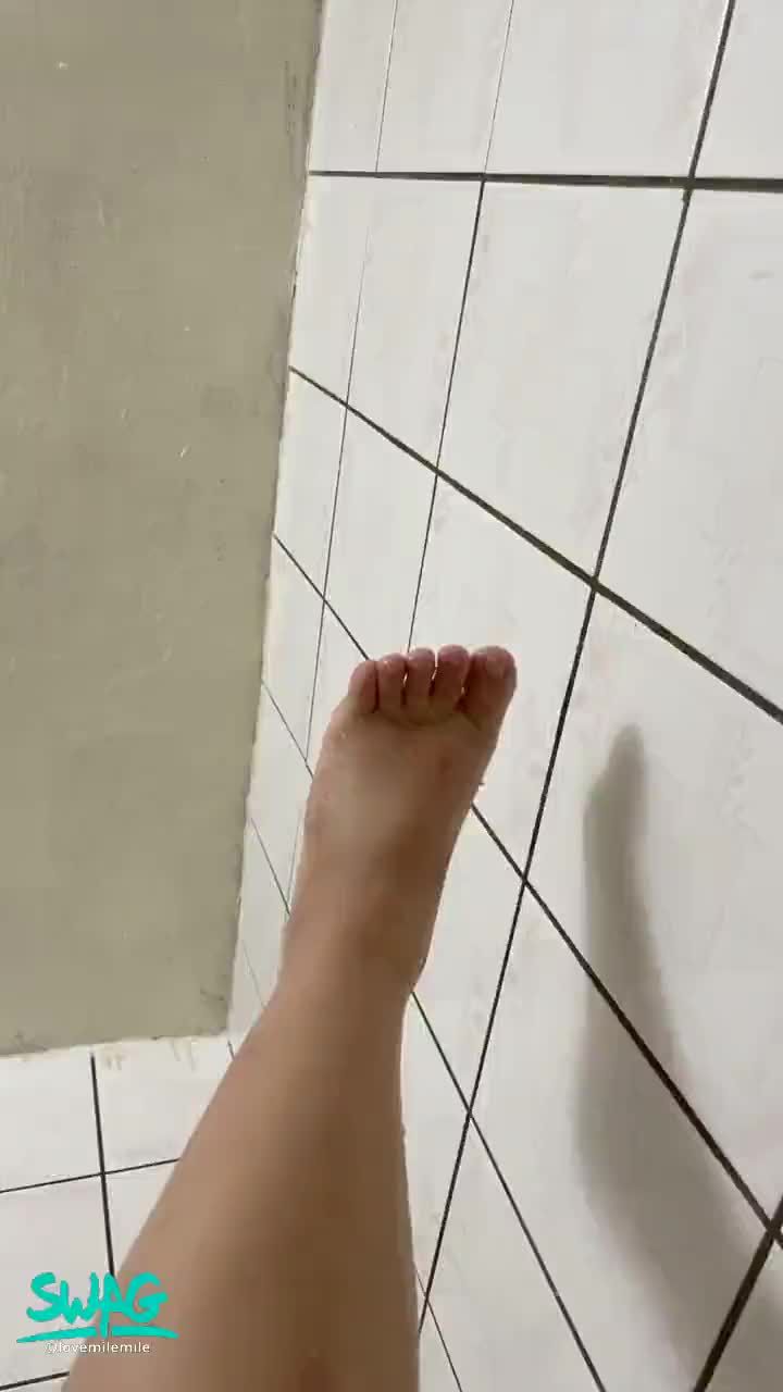 lovemilemile : 今天休息一天 吃我的腳腳吧😂😂😂😂😂
好啦連播11天也夠累了😅
謝謝大家的支持與愛戴讓我的組別能進前八
我愛你們
謝謝你們幫忙
今天就休息了
月經也來了我變成小廢物蜜璃了😛
🥰🥰🥰🥰🥰
#月經 #蜜璃 #腳 #謝謝 #我愛你們❤️