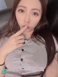 stellajs : 什麼呀~~ 今天姨媽來找我惹😢 今天直播可以小心對待葡萄嗎🤣🤣
#葡萄 #日常 #奶