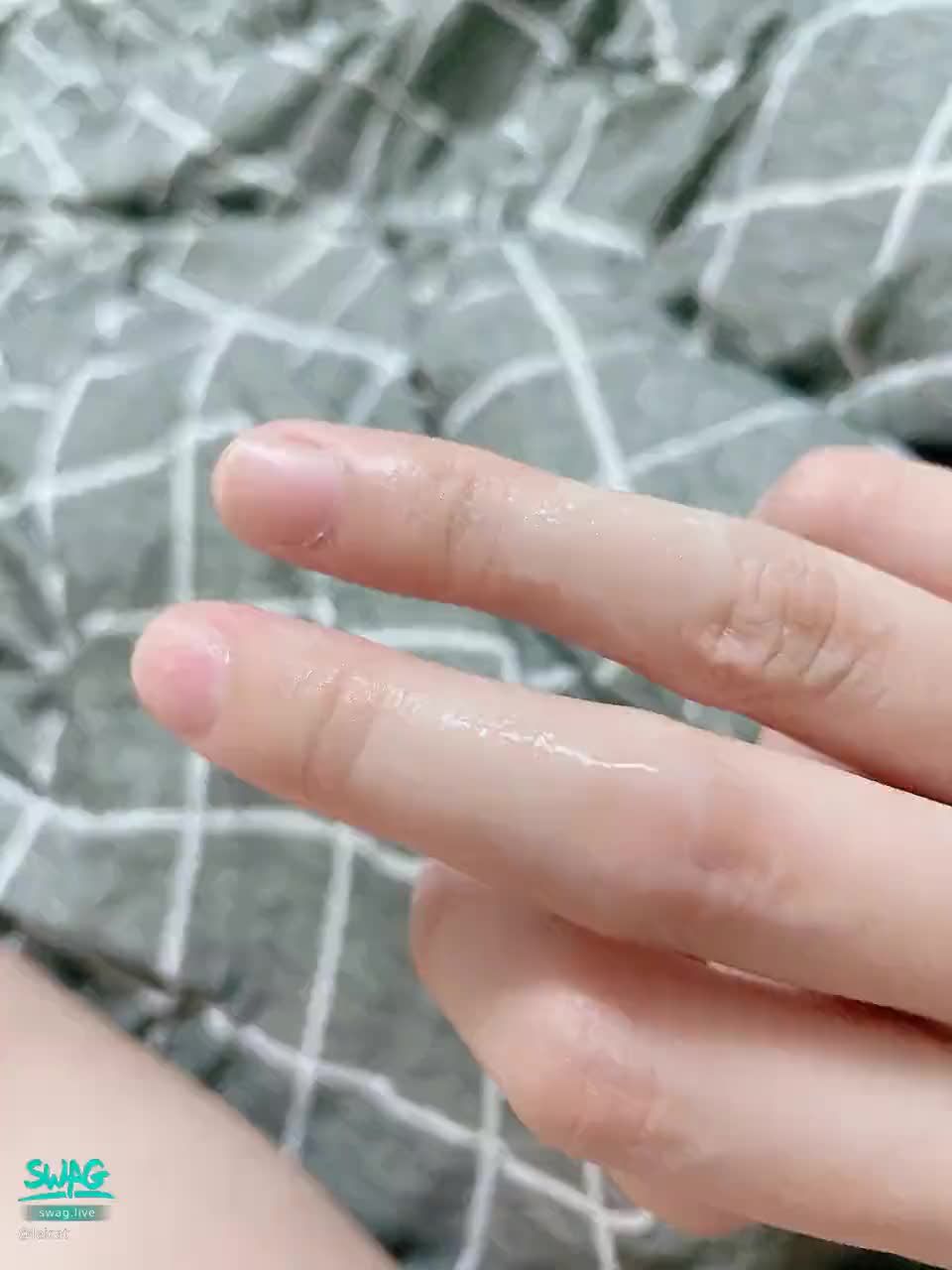 l****t : 拍生日週小活動短片，拍到流水水是正常的嗎🥹🫧
#生活#淫蕩#騷#白皙#淫水