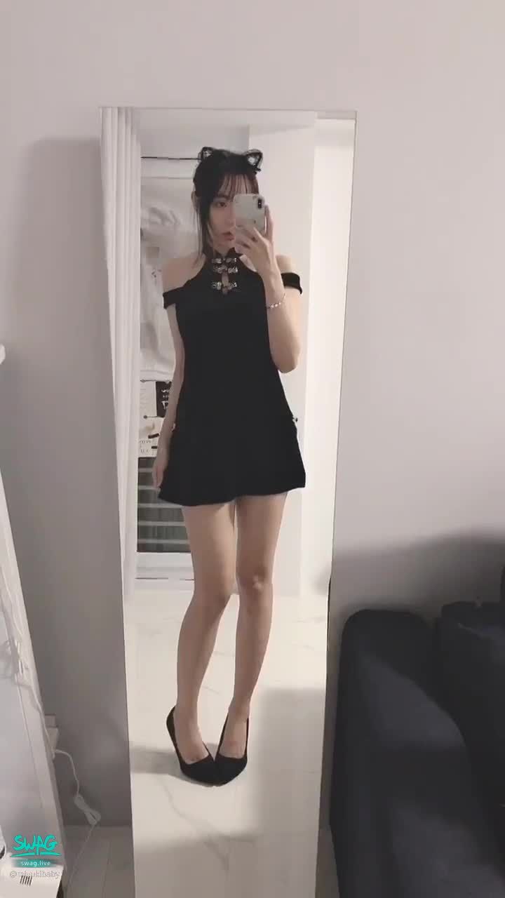 miyukibaby : 💢鏡子前看全身💢露出長長美腿穿高跟鞋👠喜歡嗎？☺️👅
#旗袍#sexy#性感#露臉#騷#美腿#丁字褲