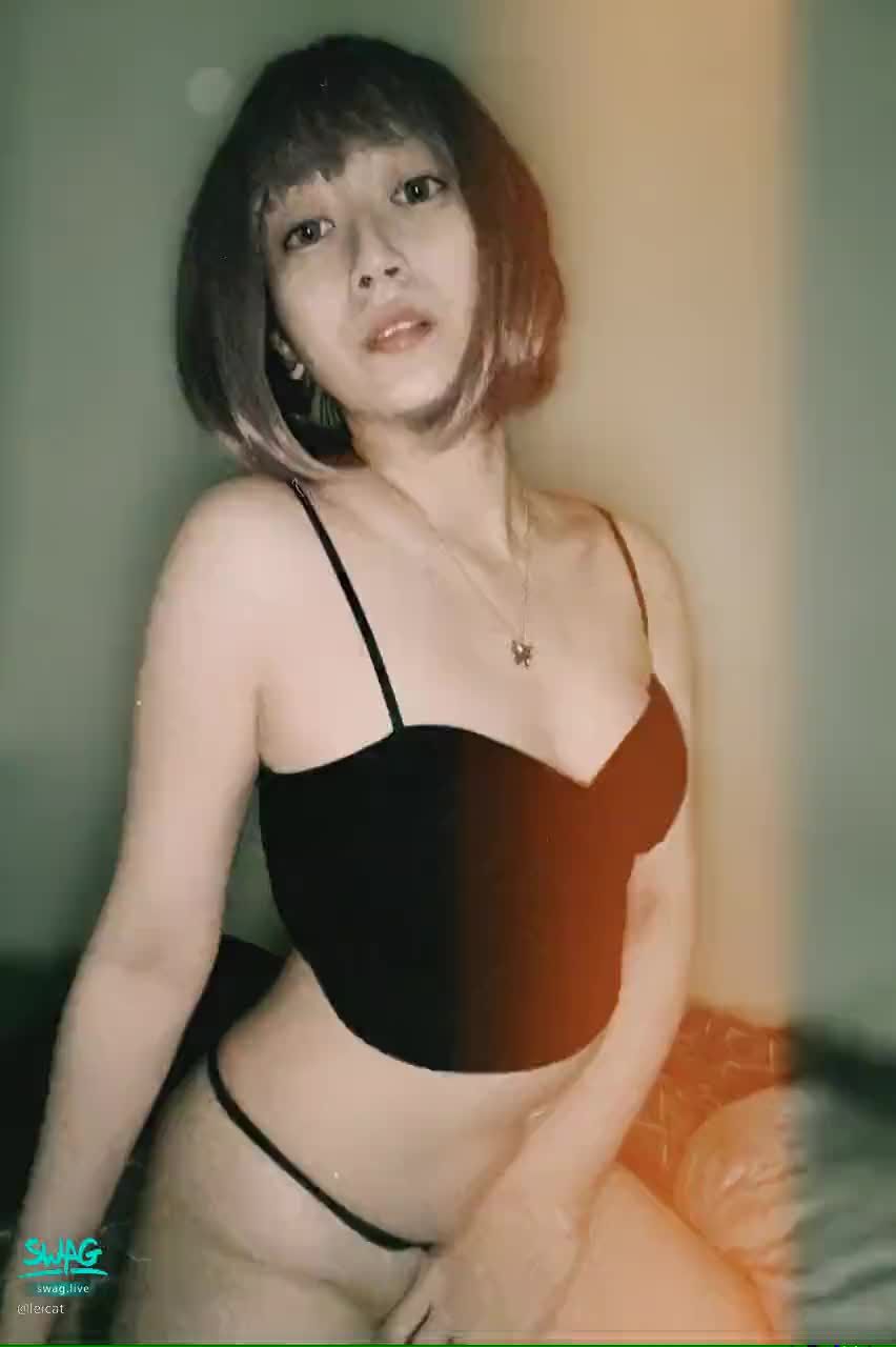 l****t : Am I your sexy baby ?😚❤️
#sexy#hot#cute#girl#性感#生活#奶#露臉#翹屁股#內褲#白白嫩嫩#body#sexygirl#徠卡#大眼睛#誘惑#beauty